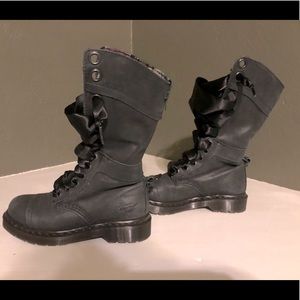 DOC MARTEN TRIUMPH lace up plaid lined boots